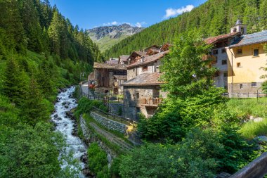 Aziz Rhemy en Boss 'un güzel köyünde, Büyük St. Bernard Vadisi' nde. Aosta Vadisi, İtalya.