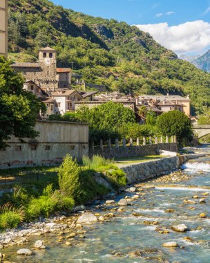 Güneşli bir yaz gününde Verres 'te güzel bir manzara. Aosta Vadisi, Kuzey İtalya.
