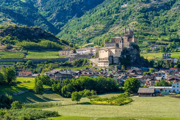 夏の午後に美しい城を持つ聖ピエールの村 Aosta Valley 北イタリア — ストック写真