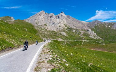 Dağın yakınındaki manzara geçidi Colle dell 'Agnello, Piedmont, İtalya ve Fransa arasında.