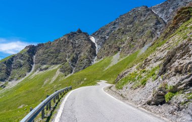 Dağın yakınındaki manzara geçidi Colle dell 'Agnello, Piedmont, İtalya ve Fransa arasında.