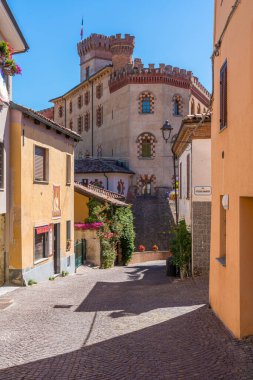 Bir yaz günü Barolo 'da manzara, Piedmont, İtalya' nın Langhe bölgesinde..