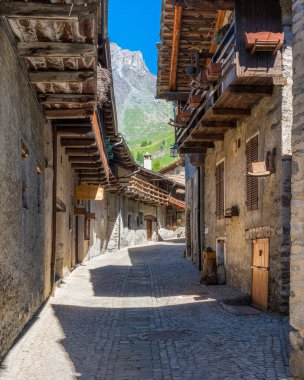 Güneşli bir yaz sabahında Kuzey İtalya 'nın Piedmont kentindeki Varaita Vadisi' nde bulunan Chianale 'nin pitoresk bir köyü..