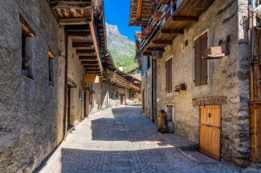 Güneşli bir yaz sabahında Kuzey İtalya 'nın Piedmont kentindeki Varaita Vadisi' nde bulunan Chianale 'nin pitoresk bir köyü..