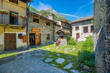 Güneşli bir yaz sabahında Kuzey İtalya 'nın Piedmont kentindeki Varaita Vadisi' nde bulunan Chianale 'nin pitoresk bir köyü..