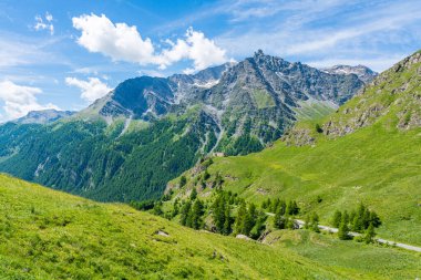 Dağın yakınındaki manzara geçidi Colle dell 'Agnello, Piedmont, İtalya ve Fransa arasında.