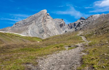 Dağın yakınındaki manzara geçidi Colle dell 'Agnello, Piedmont, İtalya ve Fransa arasında.