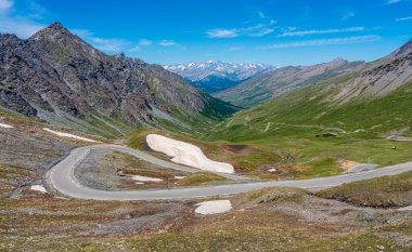 Dağın yakınındaki manzara geçidi Colle dell 'Agnello, Piedmont, İtalya ve Fransa arasında.