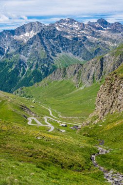 Dağın yakınındaki manzara geçidi Colle dell 'Agnello, Piedmont, İtalya ve Fransa arasında.