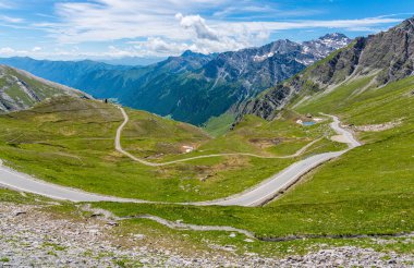 Dağın yakınındaki manzara geçidi Colle dell 'Agnello, Piedmont, İtalya ve Fransa arasında.