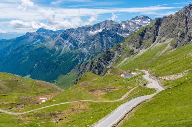 Dağın yakınındaki manzara geçidi Colle dell 'Agnello, Piedmont, İtalya ve Fransa arasında.