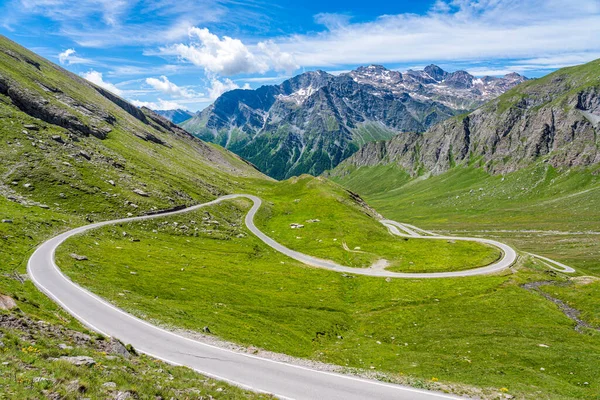 Dağın yakınındaki manzara geçidi Colle dell 'Agnello, Piedmont, İtalya ve Fransa arasında.