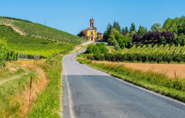 Corneliano d 'Alba yakınlarındaki Madonna Assunta di Castellero' nun mabedi. Piedmont, İtalya.