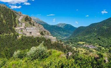 Antik Fenestrelle Kalesi 'nin (Forte di Fenestrelle) manzarası. Piedmont, İtalya.