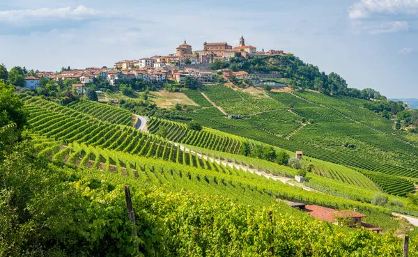 Piękna Wioska Morra Jej Winnice Regionie Langhe Piemoncie Włochy — Zdjęcie stockowe