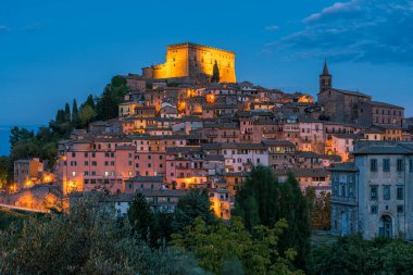 İtalya 'nın Lazio bölgesinde Viterbo eyaletinin güzel şehri Soriano nel Cimino' nun panoramik gece manzarası..