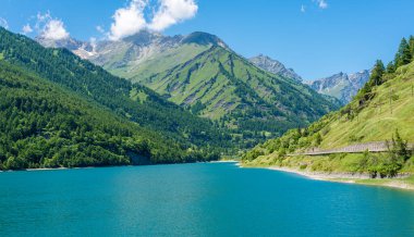 Güzel Pontechianale Gölü bir yaz sabahında. Cuneo ili, Piedmont, İtalya.