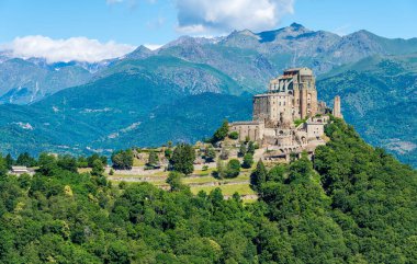 Sacra di San Michele (Aziz Michael Manastırı) manzarası. Torino ili, Piedmont, İtalya.