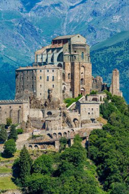 Sacra di San Michele (Aziz Michael Manastırı) manzarası. Torino ili, Piedmont, İtalya.