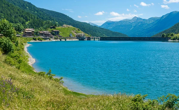 Den Vackra Pontechianale Sjön Sommarmorgon Provinsen Cuneo Piemonte Italien — Stockfoto