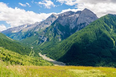 İtalya, Piedmont, Torino ili, Sestriere yakınlarındaki güzel panoramik manzara.