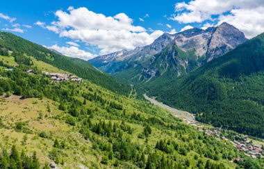 İtalya, Piedmont, Torino ili, Sestriere yakınlarındaki güzel panoramik manzara.
