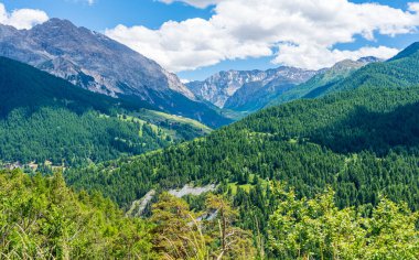 İtalya, Piedmont, Torino ili, Sestriere yakınlarındaki güzel panoramik manzara.