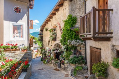 Chisone Vadisi 'ndeki güzel Usseaux köyü. Torino ili, Piedmont, İtalya.