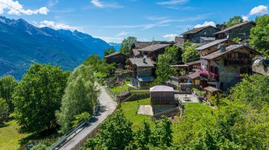 Saint Vincent yakınlarındaki Petit Rhun 'un pitoresk köyü. Aosta Vadisi, Kuzey İtalya.