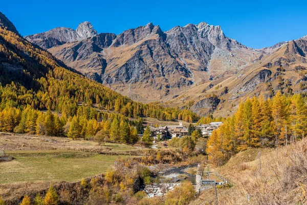 意大利北部皮埃蒙特市Chianale村附近Varaita山谷美丽的秋天风景 — 图库照片