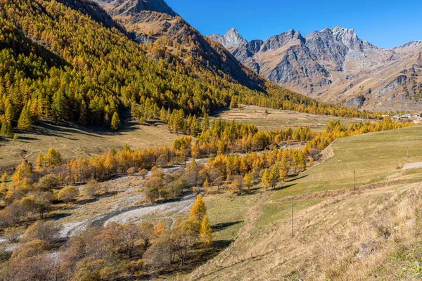 意大利北部皮埃蒙特市Chianale村附近Varaita山谷美丽的秋天风景 — 图库照片