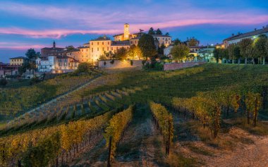 Sonbahar mevsiminde, gün batımında köyde. Kuzey İtalya, Piedmont Langhe Bölgesi, Cuneo.