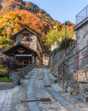 Güzel Rassa köyü, sonbahar mevsiminde, Valsesia 'da (Sesia Valley). Vercelli ili, Piedmont, İtalya.