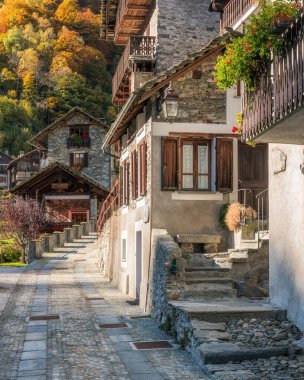 Güzel Rassa köyü, sonbahar mevsiminde, Valsesia 'da (Sesia Valley). Vercelli ili, Piedmont, İtalya.