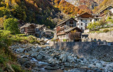 Güzel Rassa köyü, sonbahar mevsiminde, Valsesia 'da (Sesia Valley). Vercelli ili, Piedmont, İtalya.