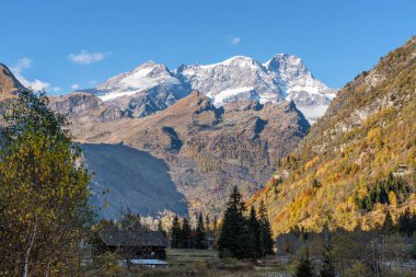 Monte Rosa ile güzel sonbahar manzarası Valsesia, Vercelli, Piedmont, İtalya.