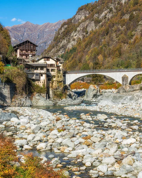 Güzel Piode köyü, sonbahar mevsiminde, Valsesia 'da (Sesia Valley). Vercelli ili, Piedmont, İtalya.