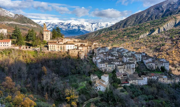 冬の季節に雪に覆われたアナス デグリ アブルッツィの美しい村 イタリアのアブルッツォ州ラクイラ県 — ストック写真