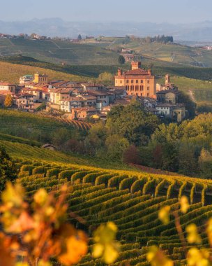 Sonbahar mevsiminde Barolo köyünü çevreleyen güzel tepeler ve üzüm bağları. Langhe bölgesinde, Cuneo, Piedmont, İtalya.