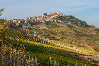 La Morra köyünü çevreleyen sonbahar mevsiminde güzel tepeler ve üzüm bağları. Langhe bölgesinde, Cuneo, Piedmont, İtalya.