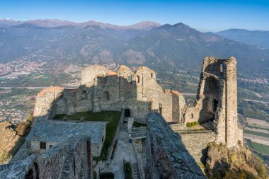 Sacra di San Michele (Aziz Michael Manastırı) manzarası. Torino ili, Piedmont, İtalya.