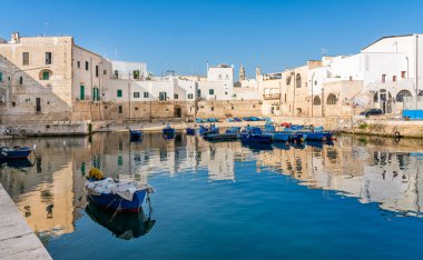 Monopoli ve güzel eski limanı, Bari Eyaleti, Puglia (Apulia), Güney İtalya.