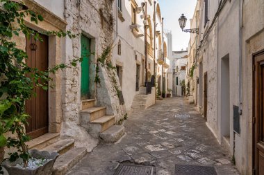 Güneşli bir yaz gününde Ostuni 'de manzara, Apulia (Puglia), güney İtalya.