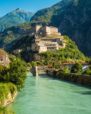 Kuzey İtalya 'da, Aosta Vadisi' nde, güneşli bir yaz gününde, senaryo kalesi..