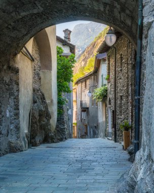 Kuzey İtalya 'da, Aosta Vadisi' nde, güneşli bir yaz gününde, senaryo kalesi..