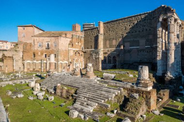 Trajan 'ın Pazar ve Augustus Forumu güneşli bir sabahta Roma' da. İtalya.