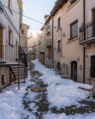 Rivisondoli 'nin güzel köyü kış boyunca karla kaplıydı. Abruzzo, orta İtalya.