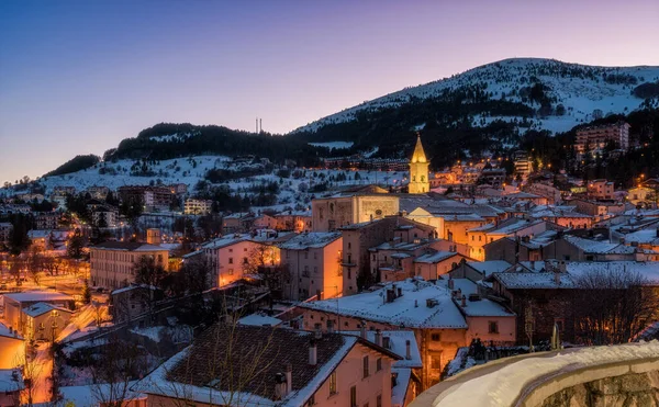 Красивая Деревня Песково Засыпана Снегом Освещена Ночью Зимнее Время Абруццо — стоковое фото