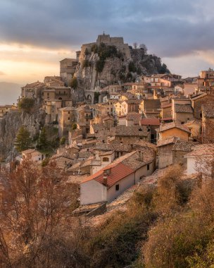 Öğleden sonra Cervara di Roma, Roma Eyaleti, Lazio, İtalya 'da güzel bir köy..