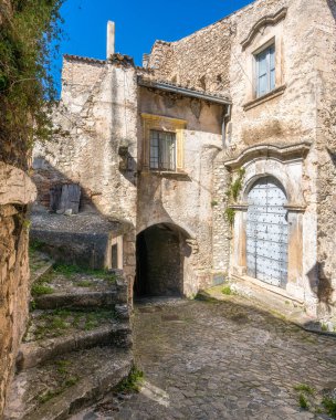 Bahar mevsiminde Capestrano 'nun güzel köyü, L' Aquila, Abruzzo, İtalya.